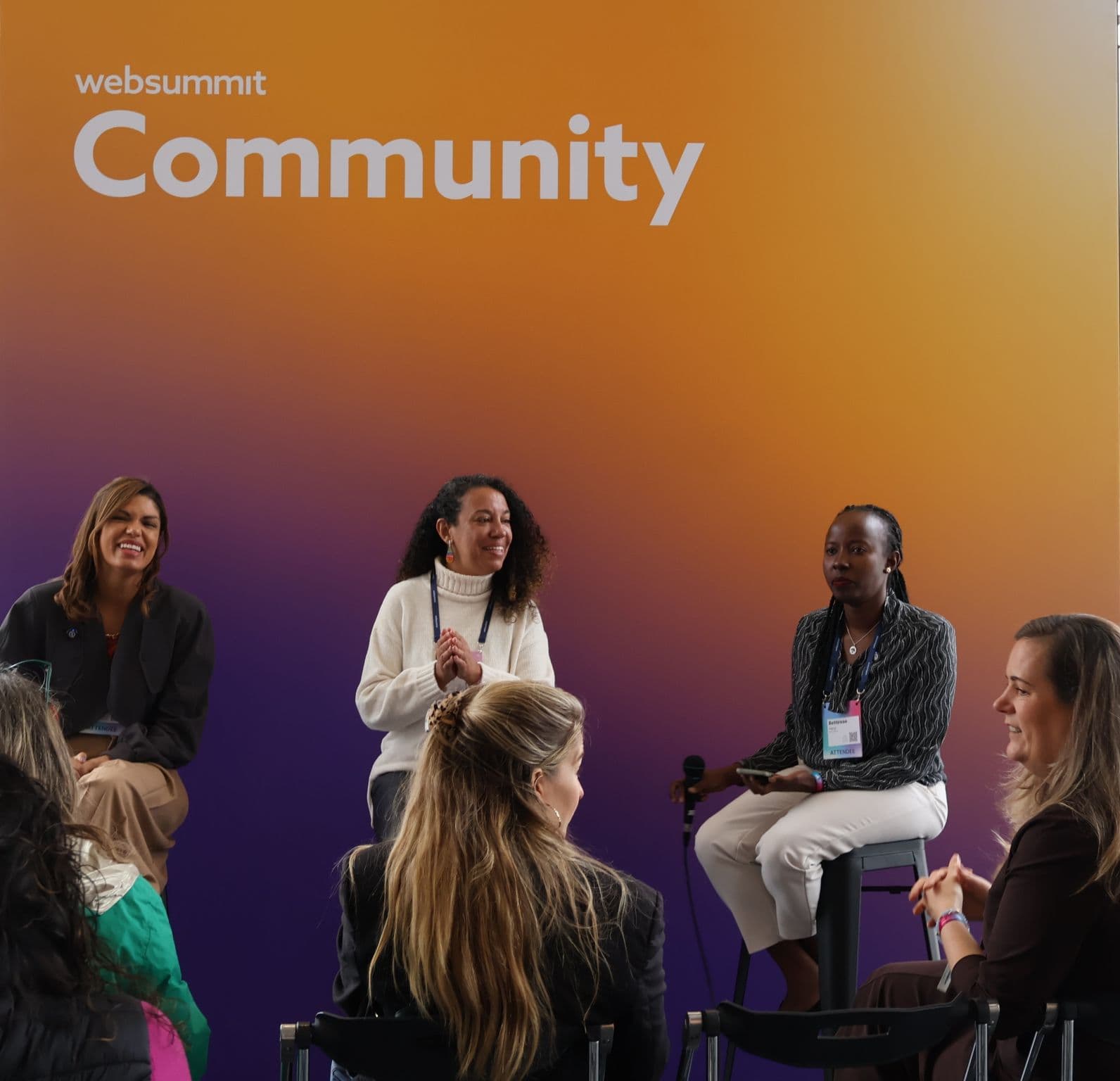 Elisangela Souza em palco, num painel do Web Summit.