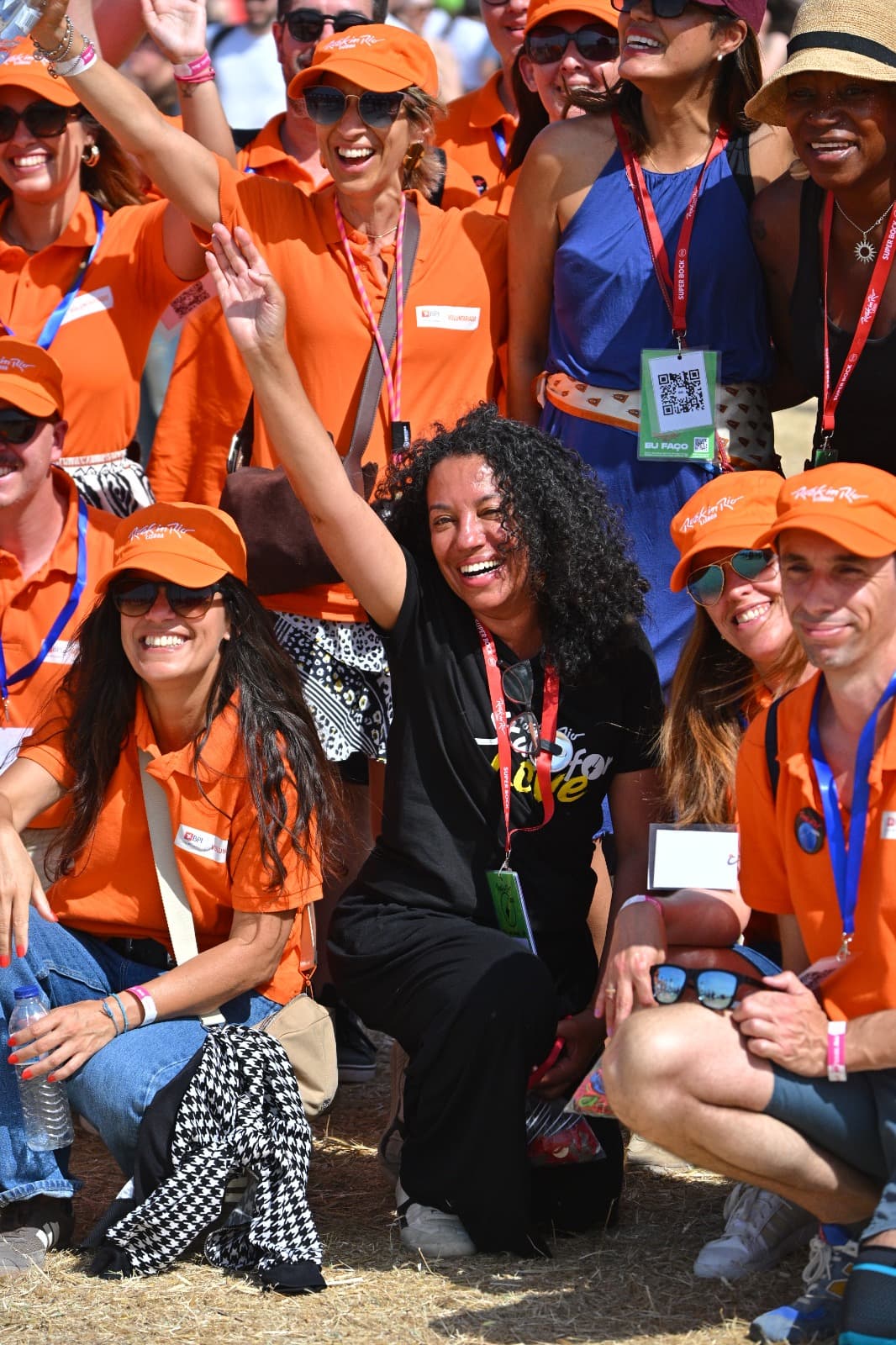 Equipa do IDE Social Hub e voluntários durante a recolha de respostas no recinto do Rock in Rio Lisboa 2026.