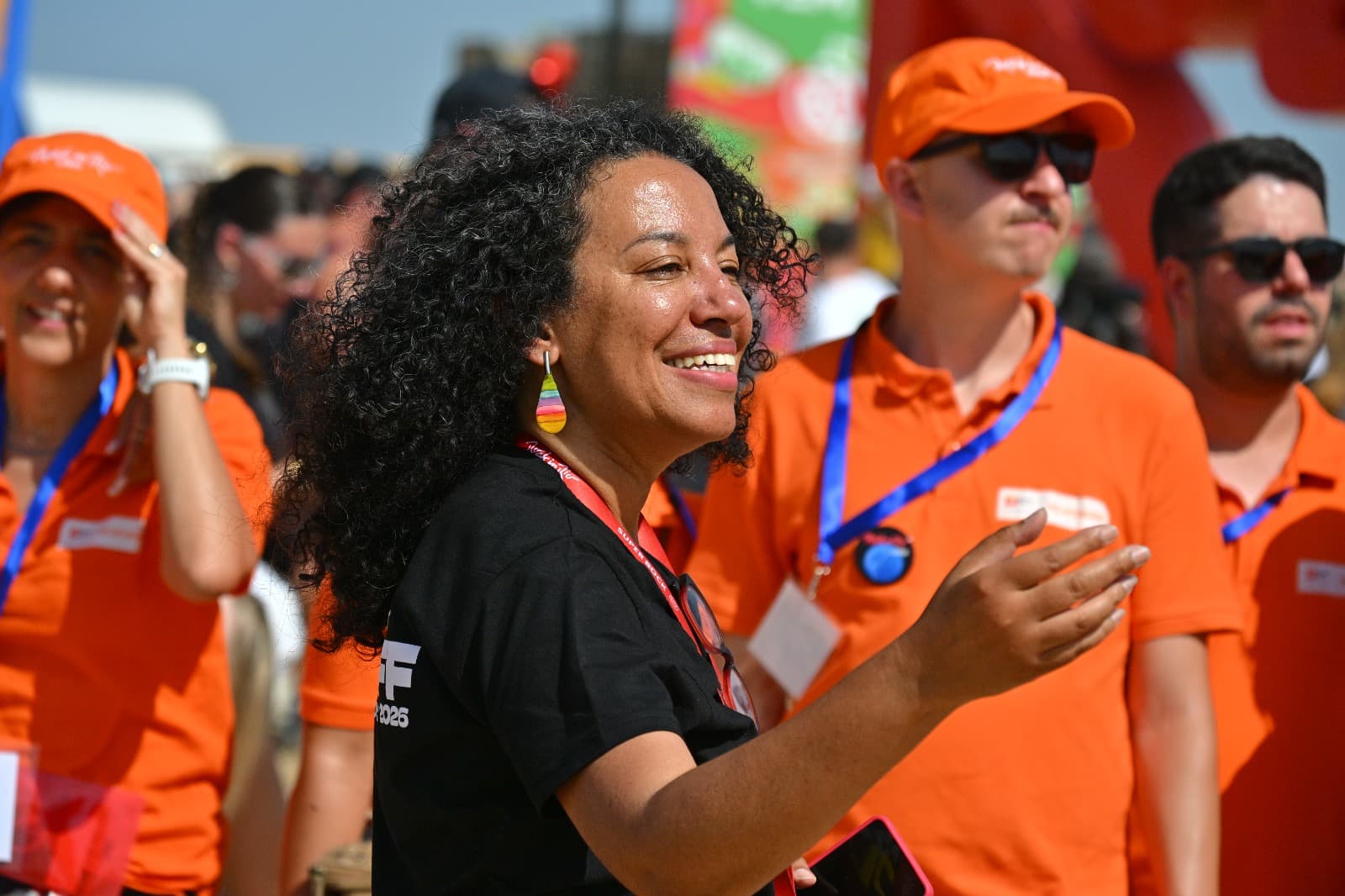 Elisangela Souza a orientar a equipa de voluntários no recinto do Rock in Rio Lisboa, durante a recolha de respostas.